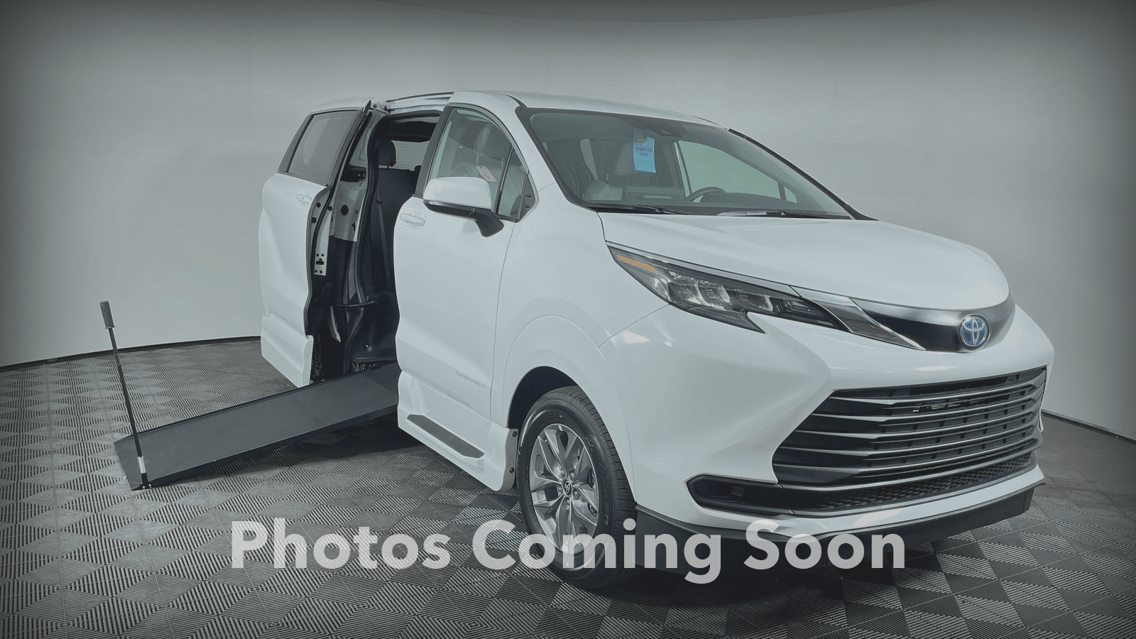 2025 Toyota Sienna AWD LE